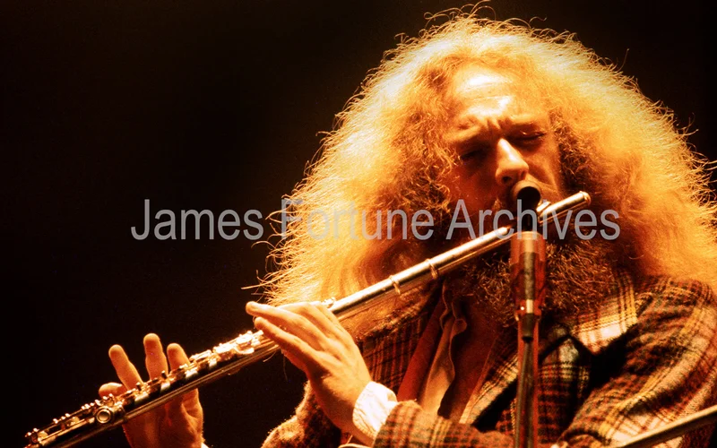 JETHRO TULL - IAN ANDERSON - THE LOS ANGELES FORUM - 1974