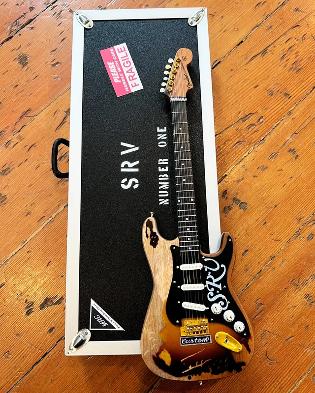 MINI CASE & GUITAR STEVIE RAY VAUGHAN SRV #1 DISTRESSED MINI FENDER STRAT GUITAR REPLICA