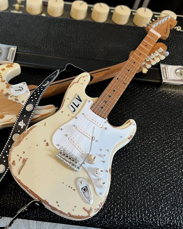 OFFICIAL SIGNATURE JIMMIE VAUGHAN - CUSTOM VINTAGE MINI FENDER STRAT GUITAR REPLICA